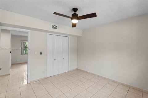 House in Hialeah, Florida 3 bedrooms, 102.75 sq.m. № 1579820 - photo 9