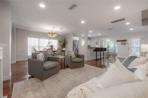 Casa en venta en Tampa, Florida, 5 dormitorios, 281.96 m2 № 2151525 - foto 6