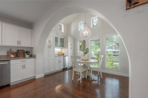 Casa en venta en Tampa, Florida, 5 dormitorios, 281.96 m2 № 2151525 - foto 9