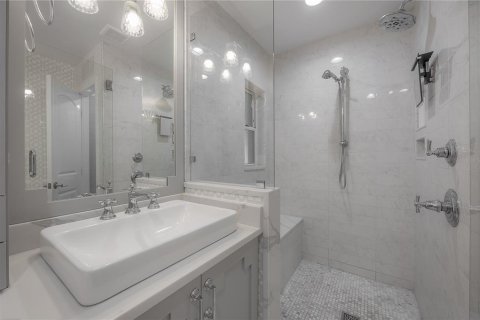 Casa en venta en Tampa, Florida, 5 dormitorios, 281.96 m2 № 2151525 - foto 25