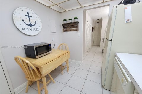 Condo in Hallandale Beach, Florida, 1 bedroom  № 2035368 - photo 23