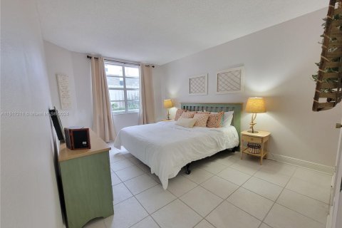 Condo in Hallandale Beach, Florida, 1 bedroom  № 2035368 - photo 17