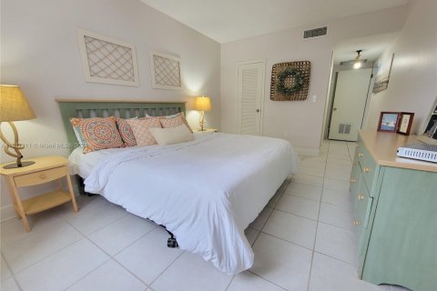 Condo in Hallandale Beach, Florida, 1 bedroom  № 2035368 - photo 16