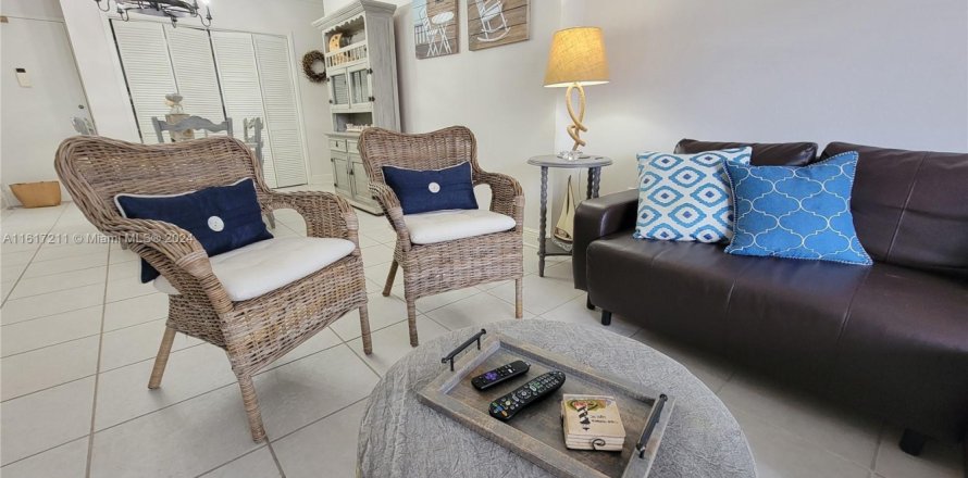 Condo in Hallandale Beach, Florida, 1 bedroom  № 2035368