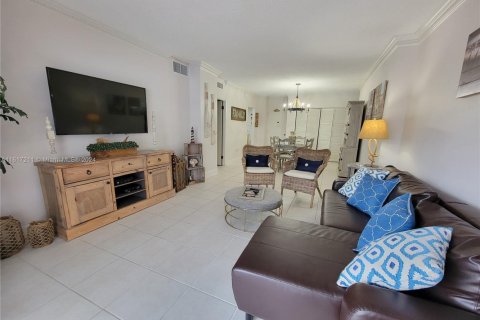 Condo in Hallandale Beach, Florida, 1 bedroom  № 2035368 - photo 5