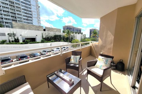 Condo in Hallandale Beach, Florida, 1 bedroom  № 2035368 - photo 15