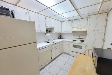 Condo in Hallandale Beach, Florida, 1 bedroom  № 2035368 - photo 22