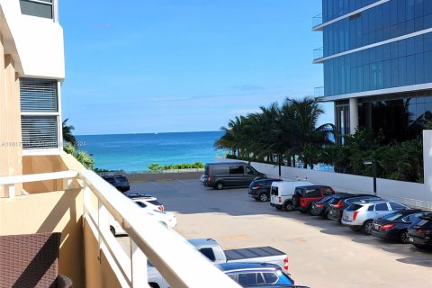 Condo in Hallandale Beach, Florida, 1 bedroom  № 2035368 - photo 10