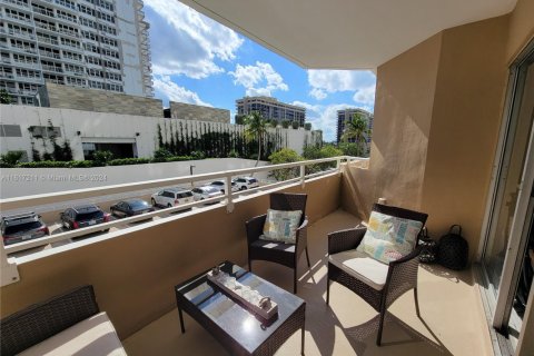 Condo in Hallandale Beach, Florida, 1 bedroom  № 2035368 - photo 12