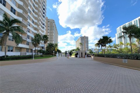Condo in Hallandale Beach, Florida, 1 bedroom  № 2035368 - photo 4
