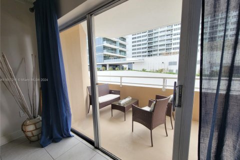 Condo in Hallandale Beach, Florida, 1 bedroom  № 2035368 - photo 8