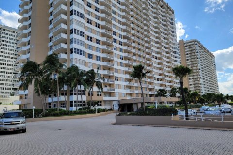 Condo in Hallandale Beach, Florida, 1 bedroom  № 2035368 - photo 3