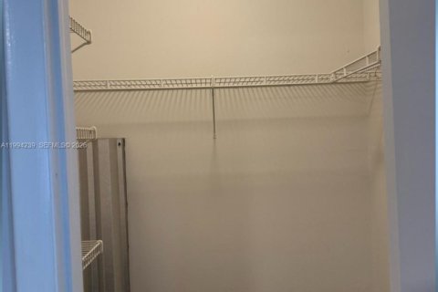 Condo in Hollywood, Florida, 1 bedroom  № 2056119 - photo 5