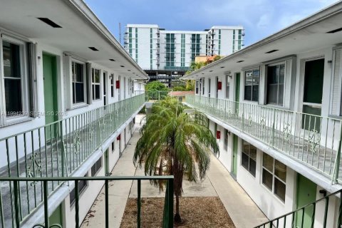 Condo in Hollywood, Florida, 1 bedroom  № 2056119 - photo 9