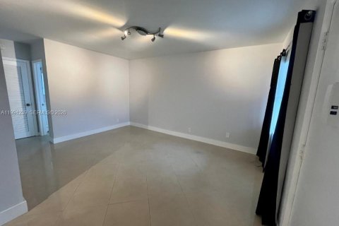 Condo in Hollywood, Florida, 1 bedroom  № 2056119 - photo 2