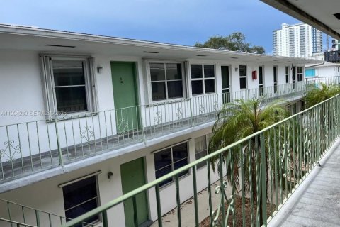 Condo in Hollywood, Florida, 1 bedroom  № 2056119 - photo 10