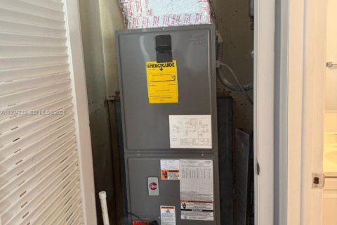 Condo in Hollywood, Florida, 1 bedroom  № 2056119 - photo 6