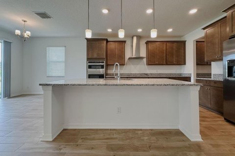 House in Zephyrhills, Florida 5 bedrooms, 349.41 sq.m. № 1795814 - photo 9