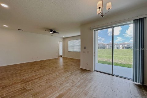 House in Zephyrhills, Florida 5 bedrooms, 349.41 sq.m. № 1795814 - photo 23