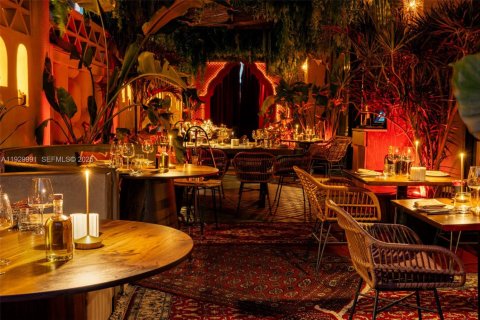 Propiedad comercial en venta en Miami, Florida № 1988882 - foto 2