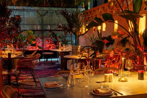 Propiedad comercial en venta en Miami, Florida № 1988882 - foto 1