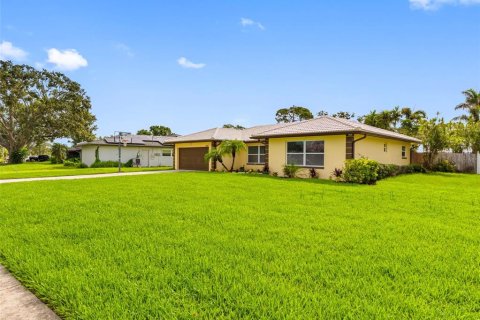 House in Saint Petersburg, Florida 4 bedrooms, 174.56 sq.m. № 1848094 - photo 2
