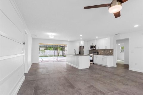 House in Saint Petersburg, Florida 4 bedrooms, 174.56 sq.m. № 1848094 - photo 12