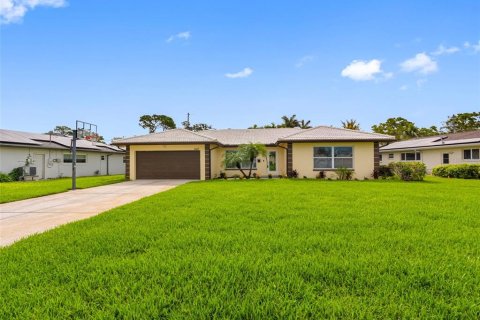 House in Saint Petersburg, Florida 4 bedrooms, 174.56 sq.m. № 1848094 - photo 1