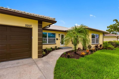 House in Saint Petersburg, Florida 4 bedrooms, 174.56 sq.m. № 1848094 - photo 4