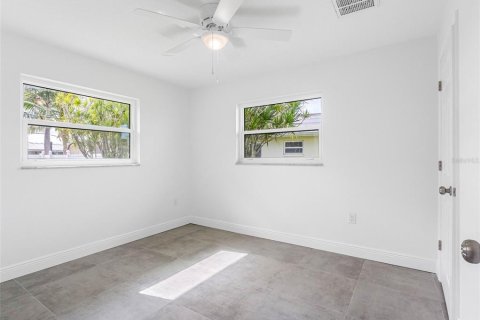 House in Saint Petersburg, Florida 4 bedrooms, 174.56 sq.m. № 1848094 - photo 22