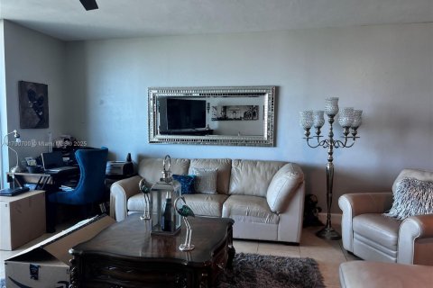Condo in North Miami, Florida, 2 bedrooms  № 1864709 - photo 6