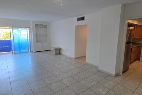 Снять в аренду кондоминиум в Санни-Айлс-Бич, Флорида 2 спальни, 101.64м2, № 1954718 - фото 1