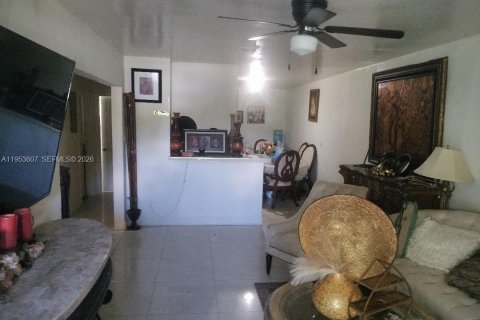 Casa en venta en West Park, Florida, 6 dormitorios, 151.15 m2 № 2054743 - foto 2