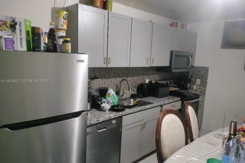 Casa en venta en West Park, Florida, 6 dormitorios, 151.15 m2 № 2054743 - foto 3