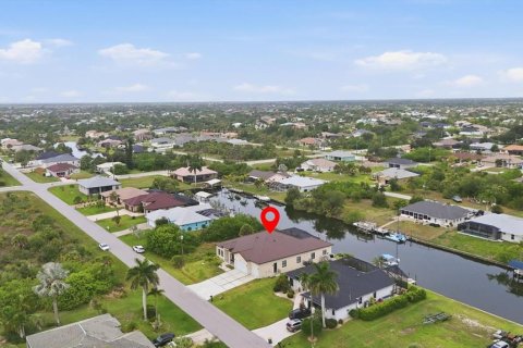 Casa en venta en Port Charlotte, Florida, 4 dormitorios, 293.2 m2 № 2198616 - foto 2