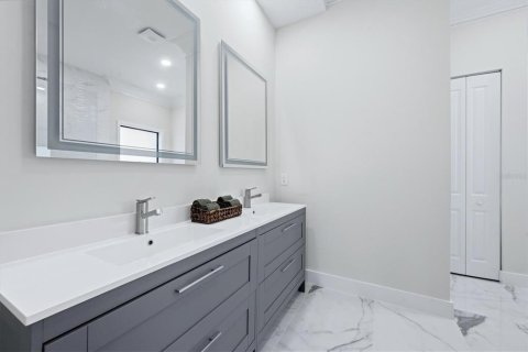 Casa en venta en Port Charlotte, Florida, 4 dormitorios, 293.2 m2 № 2198616 - foto 13