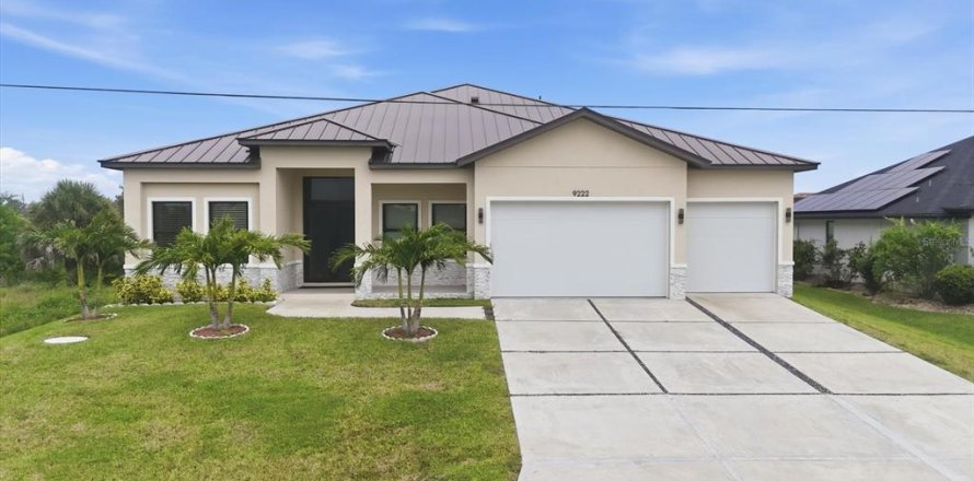 Casa en Port Charlotte, Florida 4 dormitorios, 293.2 m2 № 2198616