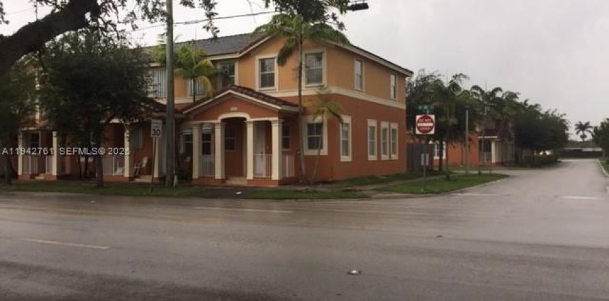 Townhouse in Homestead, Florida 4 bedrooms, 154.31 sq.m. № 2053086