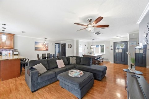 House in Palm Harbor, Florida 4 bedrooms, 152.73 sq.m. № 2213999 - photo 14