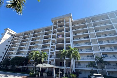 Condo in Pompano Beach, Florida, 2 bedrooms  № 1956889 - photo 9