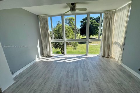 Condo in Pompano Beach, Florida, 2 bedrooms  № 1956889 - photo 8