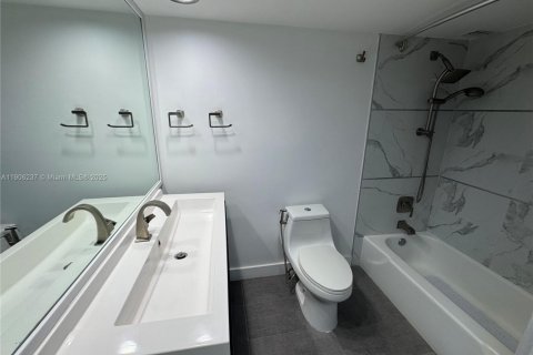 Condo in Pompano Beach, Florida, 2 bedrooms  № 1956889 - photo 5