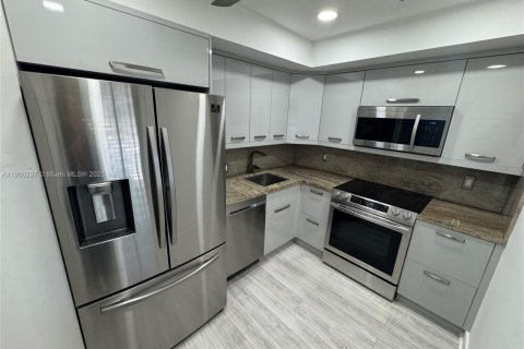 Condo in Pompano Beach, Florida, 2 bedrooms  № 1956889 - photo 1