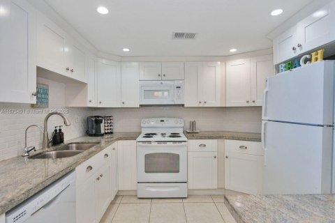 Copropriété à vendre à Hollywood, Floride: 2 chambres, 101.73 m2 № 2049610 - photo 2