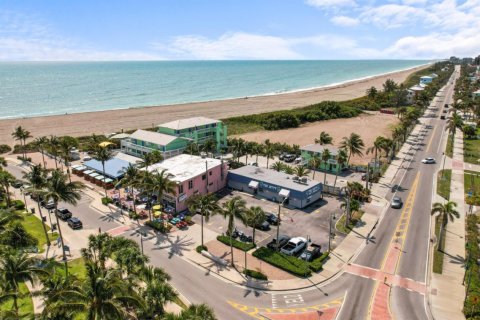 Commercial property in Fort Pierce, Florida 2 bedrooms, 102.19 sq.m. № 754712 - photo 1