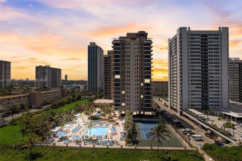 Copropriété à louer à Hallandale Beach, Floride: 2 chambres, 181.62 m2 № 2022018 - photo 7