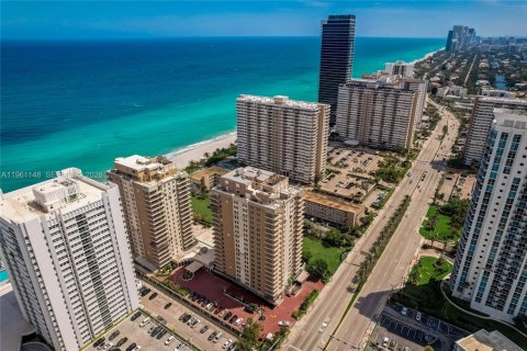 Copropriété à louer à Hallandale Beach, Floride: 2 chambres, 181.62 m2 № 2022018 - photo 6