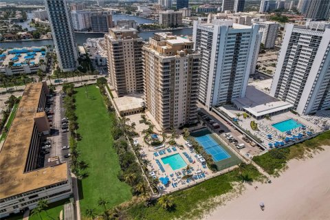 Copropriété à louer à Hallandale Beach, Floride: 2 chambres, 181.62 m2 № 2022018 - photo 9