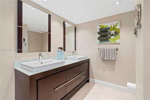 Copropriété à louer à Hallandale Beach, Floride: 2 chambres, 181.62 m2 № 2022018 - photo 24