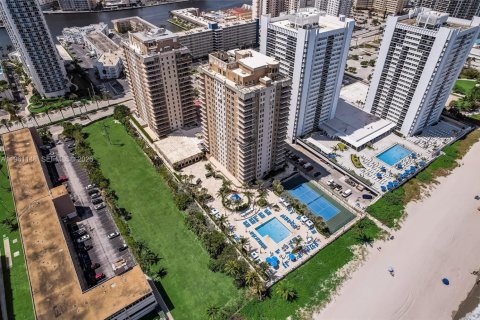Copropriété à louer à Hallandale Beach, Floride: 2 chambres, 181.62 m2 № 2022018 - photo 15